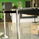 Barrière sur pied en acier inoxydable avec ruban noir rétractable de 2M
